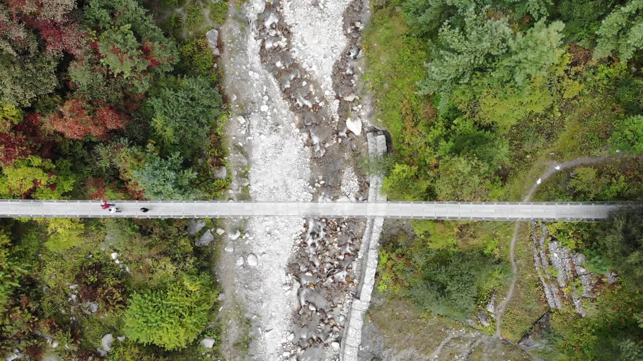 gente cruzando el puente dron en annapurna nepal - toma aérea