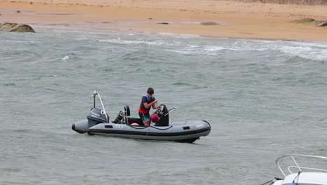 dos personas en un barco cerca de la costa