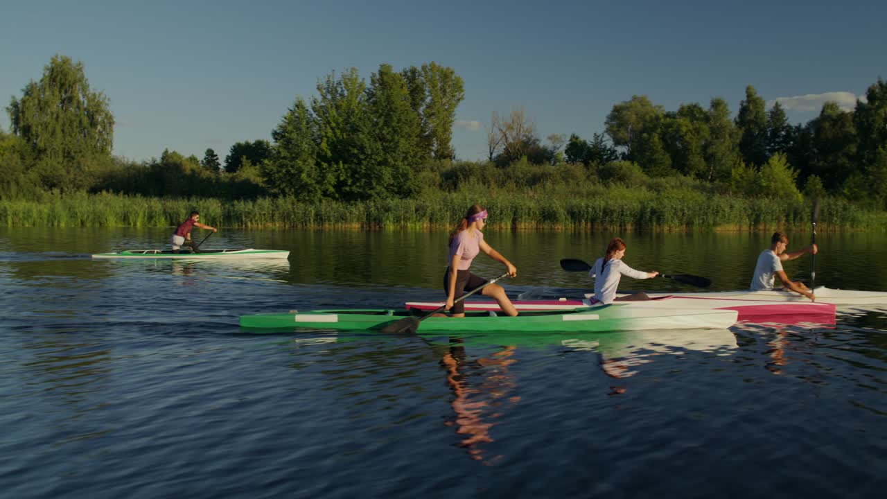Pescare in kayak sul fiume