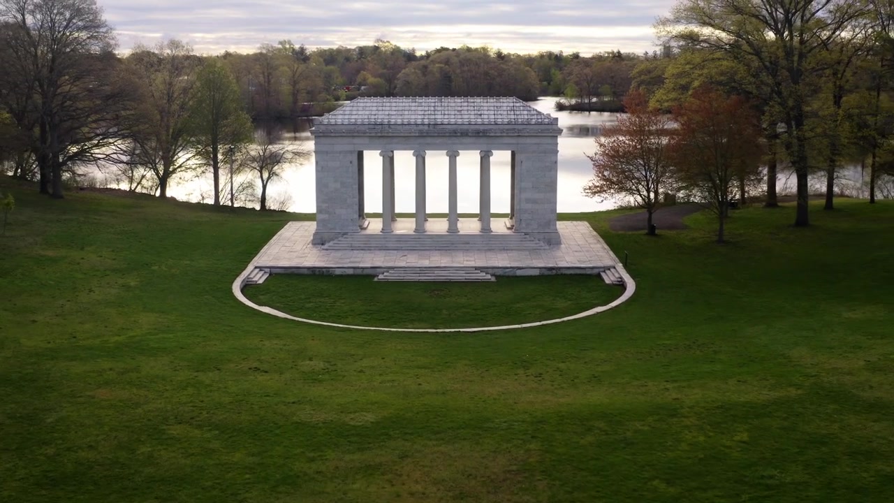 Letecký pohled na Benediktův chrám hudby v parku Roger Williams, Rhode Island.