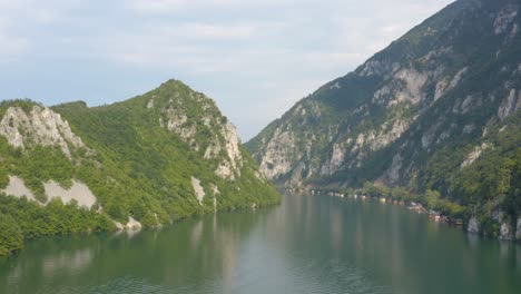 塞爾維亞塔拉湖國家公園 (serbia) drina河上水庫的空中景色,在陽光明<unk>的夏天,無人機拍攝