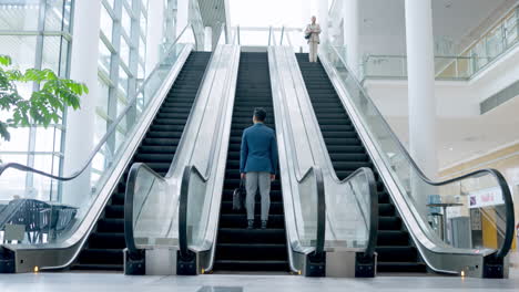 에스컬레이터, 공항 및 비즈니스 사람들이 여행