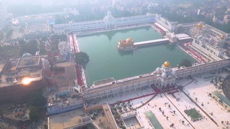 Der-Goldene-Tempel,-Auch-Bekannt-Als-Harimandir-Sahib,-Luftaufnahme-Von-DJI-Mini3Pro-Drone