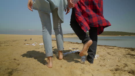 Schnappschuss-Eines-Paares,-Das-Plastikflaschen-Am-Strand-Wirft