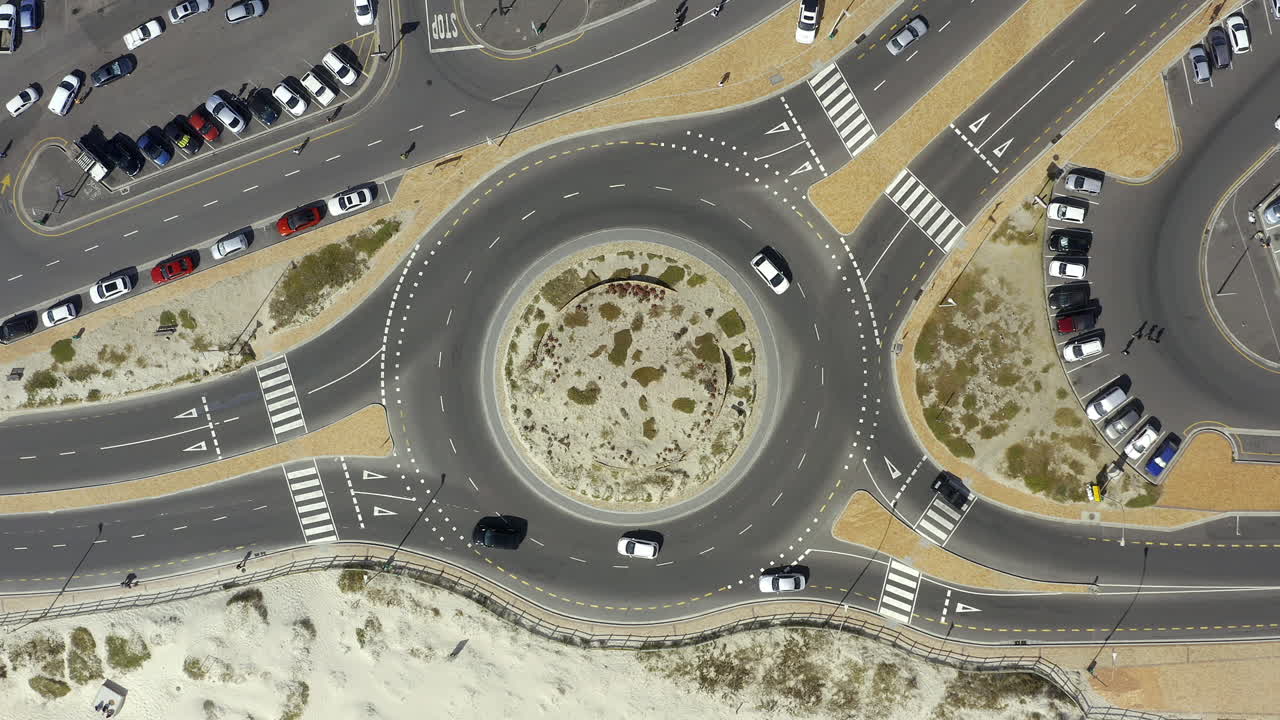 그리고 우리는 도시를 둘러싸고 돌아갑니다.