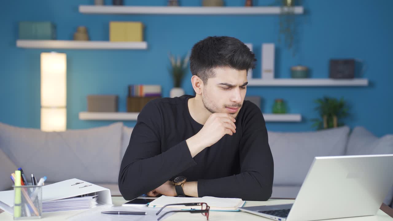 el hombre trabajador serio y centrado piensa frente a lo que ve en la pantalla.