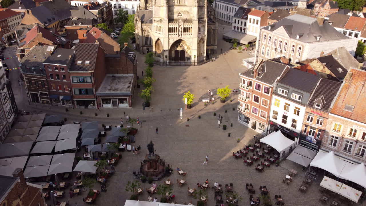 성모 성당과 통게렌 시내 중심가의 여름날 공중