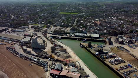 Eine-Luftaufnahme-Des-Hafens-Von-Whitstable-Und-Der-Dahinter-Liegenden-Stadt