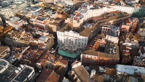 Timelapse-Aéreo-Sobre-La-Fuente-De-Trevi-En-Un-Hermoso-Día-De-Verano-En-Roma,-Italia