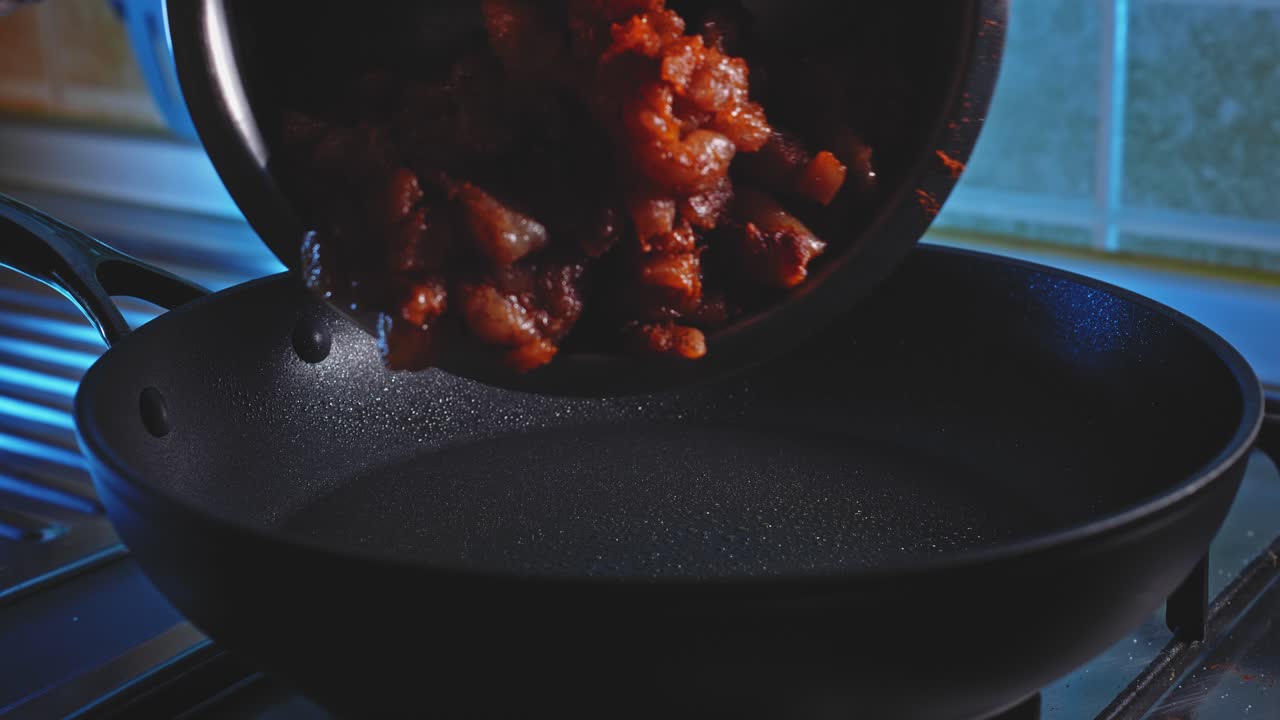 익히지 않은 닭가슴살을 양념과 함께 팬에 넣는다