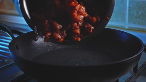 poner pechuga de pollo cruda con condimentos en una sartén