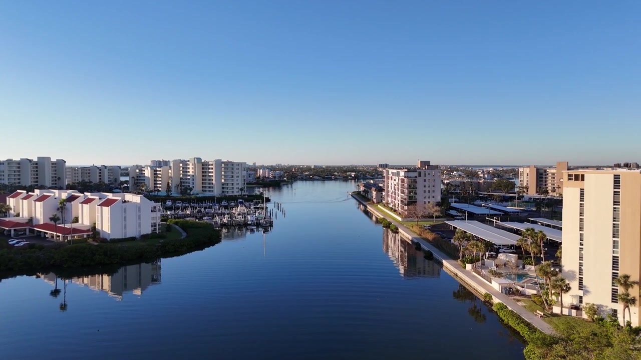 Ponte levadiça de St Pete Beach ao pôr do sol, aérea de drone