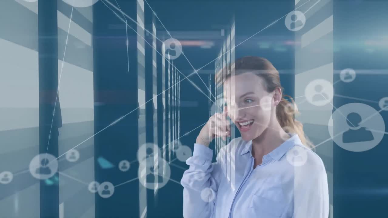 animación de una mujer caucásica fingiendo hablar por teléfono con conexiones de red de iconos de personas