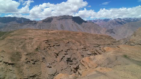 Amplia-Antena-De-Paisaje-Rocoso-Y-Desolado-En-Las-Montañas-Del-Valle-De-Spiti-India-En-Un-Día-Soleado-De-Verano