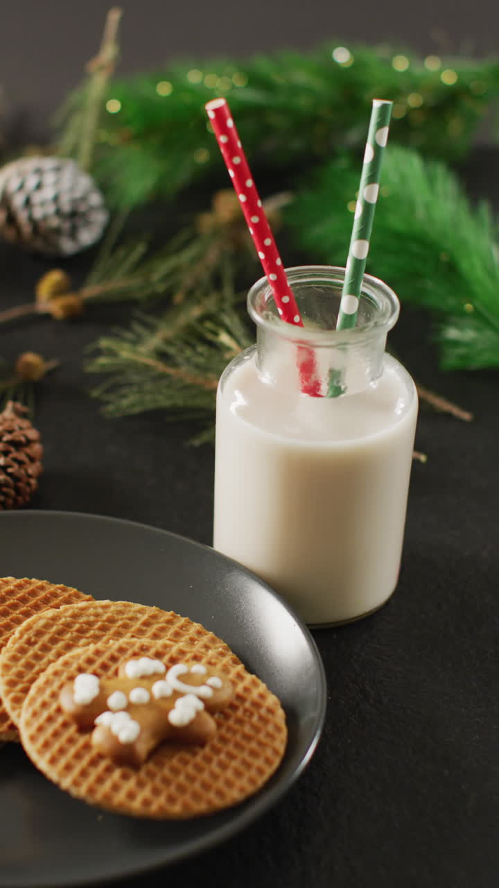 video vertical de una botella de vidrio de leche y gofres sobre un fondo gris