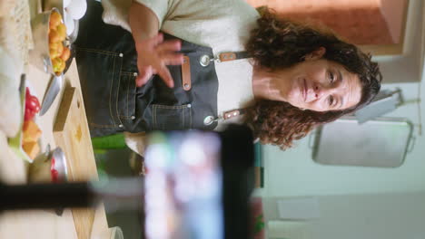 mujer cocinando en la cocina