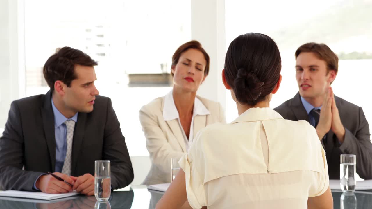 불확실한 패널에 의해 인터뷰되고 있는 사업가