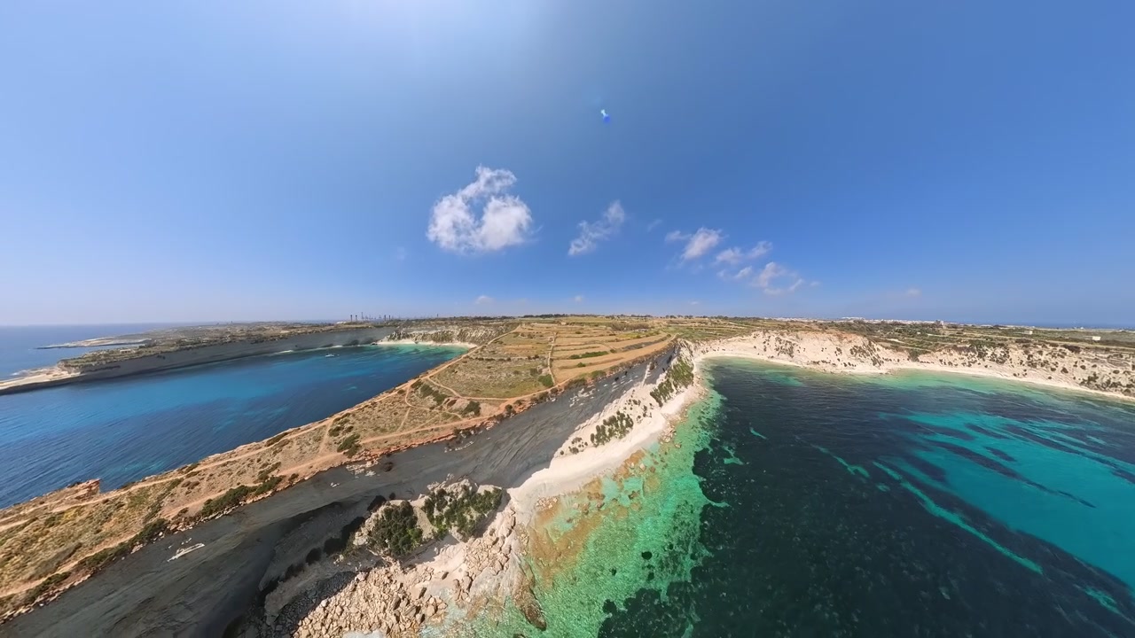Ampio video aereo e panoramico della costa occidentale di Malta con scogliere bianche e mare blu