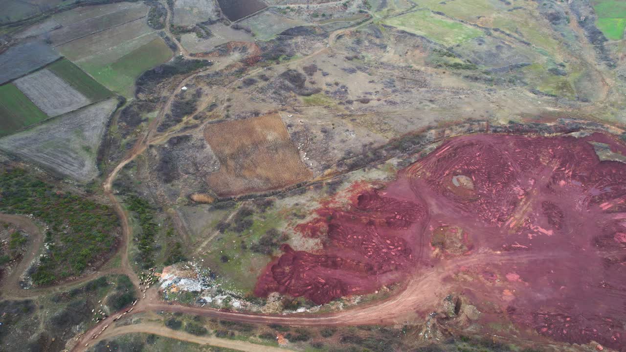 mineral de hierro a cielo abierto para el suministro de la industria minera que causa contaminación ambiental en tierras agrícolas