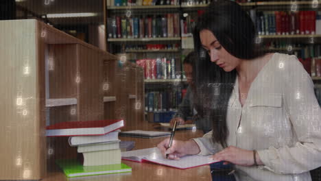 Escritura-En-Cuaderno,-Mujer-En-Biblioteca-Con-Animación-De-Código-Binario-Sobre-Escena