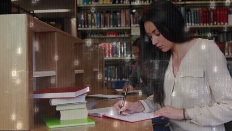 en el cuaderno de escritura, mujer en la biblioteca con animación de código binario sobre la escena