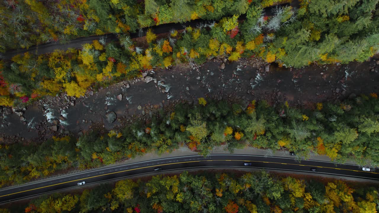 Vista dall'alto di auto in transito sulla Kancamagus Highway, New Hampshire