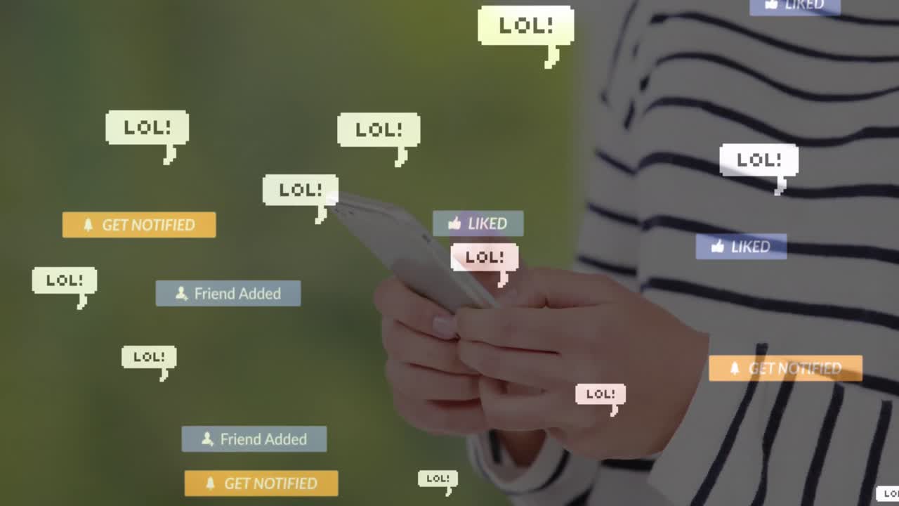 animación de iconos de redes sociales y banner de texto lol sobre la sección media de la mujer usando teléfono inteligente.
