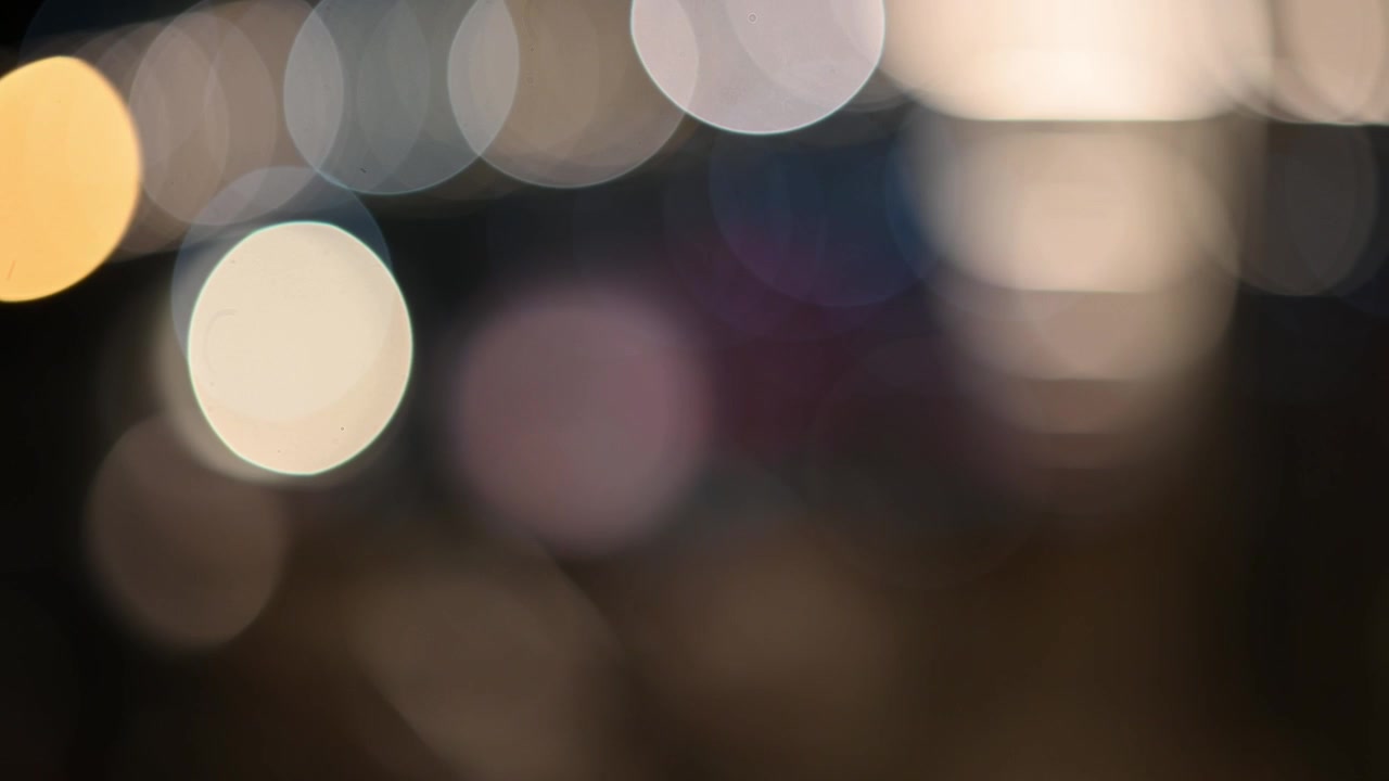 Cerchi bokeh morbidi di luci della città di notte