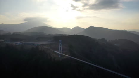 dron cinematográfico disparado al sol del puente colgante kokonoe yume otsurihasi