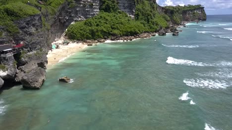 Vista-De-La-órbita-Aérea-De-Uluwatu,-Bali,-Indonesio