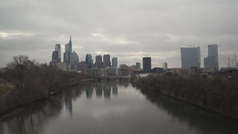 Horizonte-De-Filadelfia,-Pennsylvania-Desde-El-Museo-De-Arte-Con-El-Río-Schuylkill-Corriendo-Al-Frente