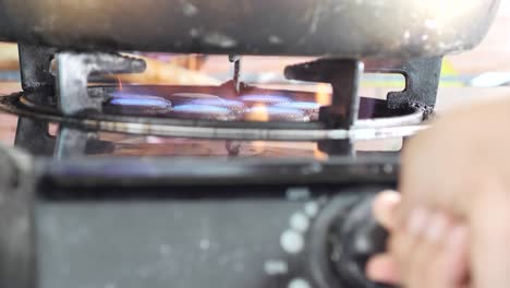 abrió la quema de gas de la estufa de gas en la cocina