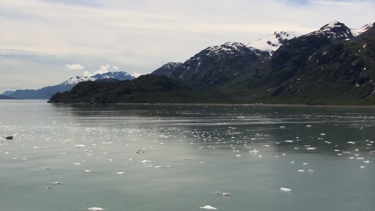небольшие куски льда, плавающие в водах залива тарр инлет