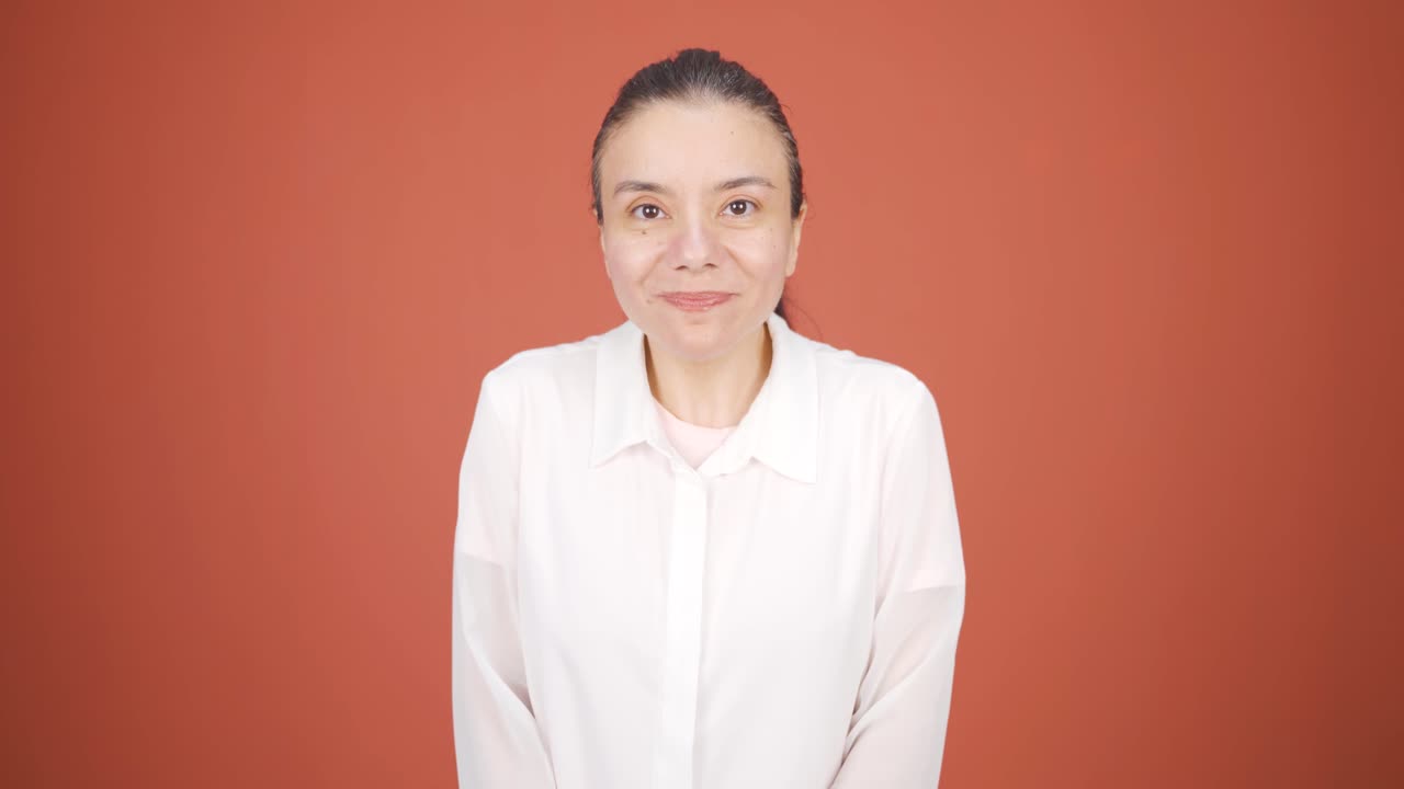 그 여자는 카메라에 "와우"라고 말합니다.