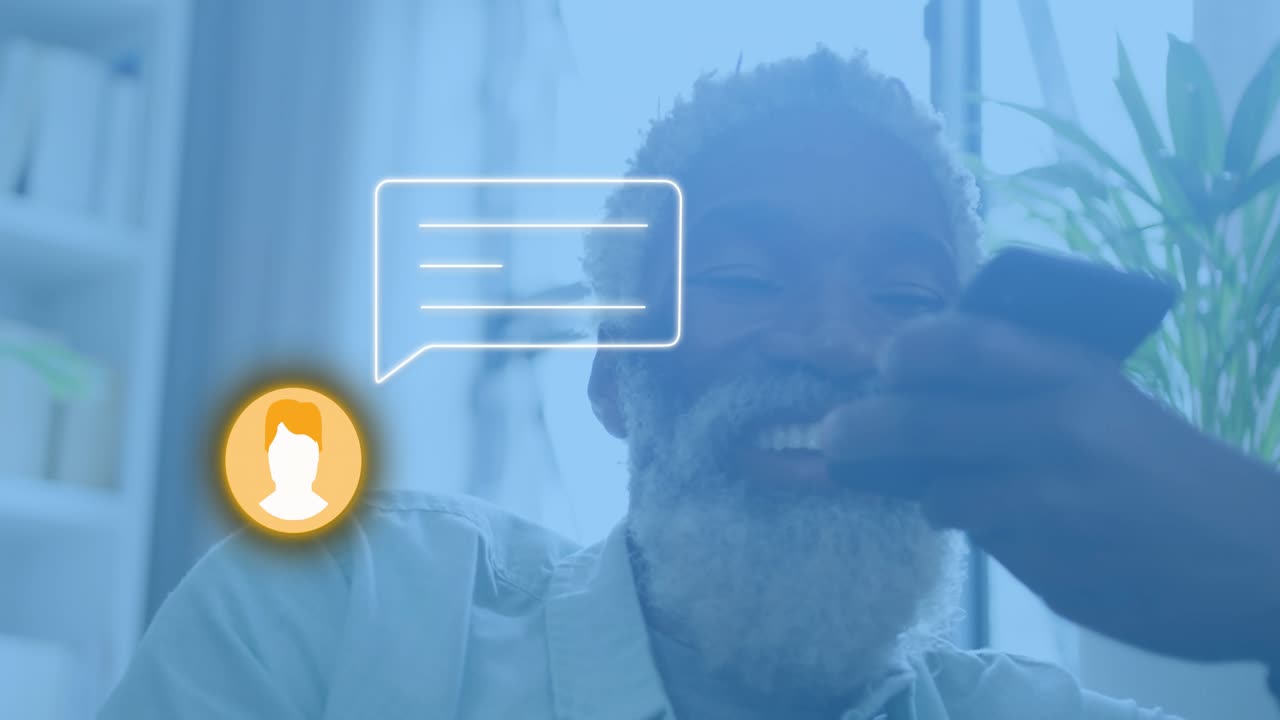 Icona utente di tecnologia che appare, bolla di chat rotante mentre un uomo guarda il telefono riconoscendo un messaggio.