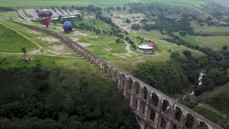 tomada de avión no tripulado y visita al sitio histórico "arcos del sitio" durante el ensamblaje de globos de aire caliente en tepotzotlán, estado de méxico
