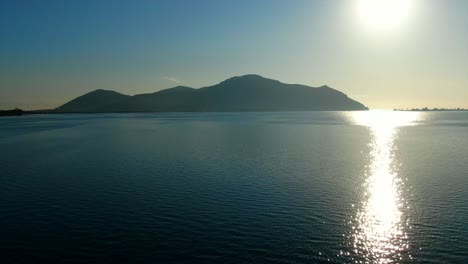 Sonnenuntergang-über-Meereswellen-Waschen-Sandstrand