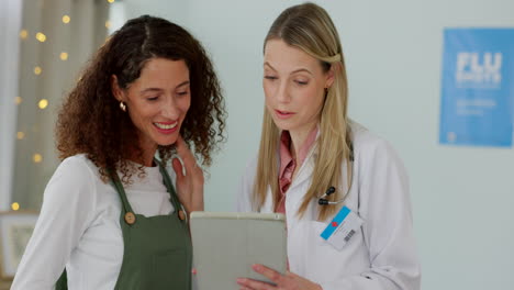 Digitales-Tablet,-Arzt-Berät-Einen-Patienten