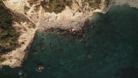 Vídeo-Aéreo-De-Drones-Del-Icónico-Fenómeno-Geológico-De-Las-Cuevas-Azules-En-El-Norte-De-La-Isla-De-Zakynthos-Con-Un-Profundo-Paisaje-Marino-Rocoso-De-Zafiro