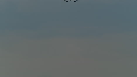 aterrizaje de un avión en un aeropuerto