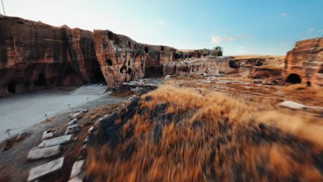 Dara-Ancient-City,-Ruins-of-East-Roman-Fortress-City-in-Northern-Mesopotamia---aerial-fpv-drone-shot