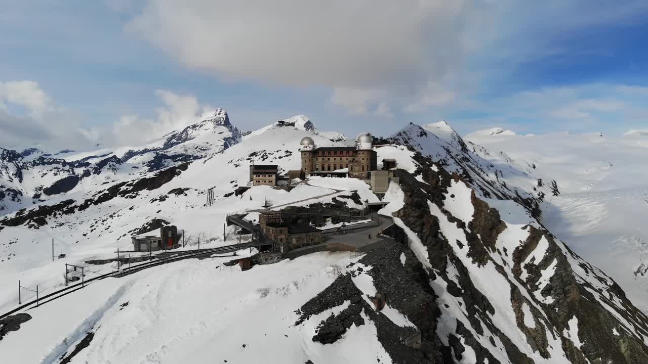 vuelo de drones sobre los alpes suizos, con cielos azules y ahora montañas cubiertas