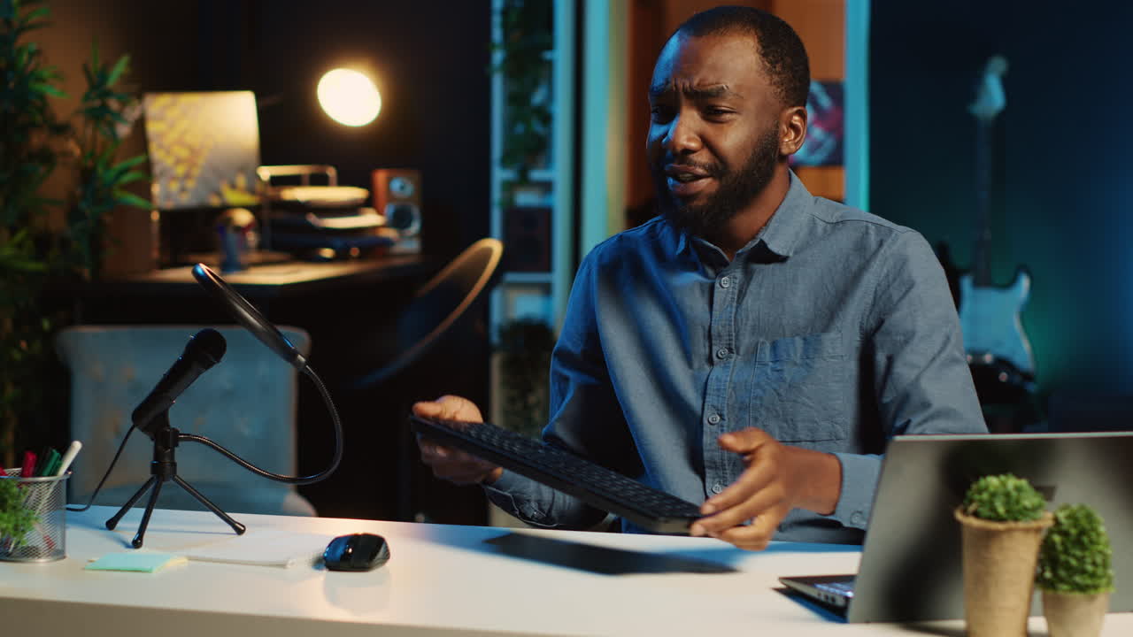 Content creator reviews keyboard