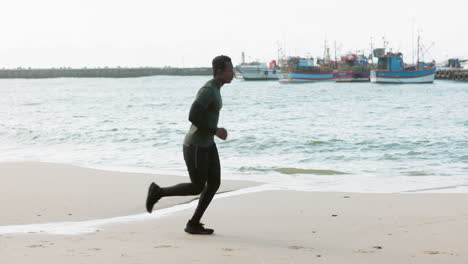 Laufen,-Fitness-Und-Mann-Am-Strand-Zum-Trainieren
