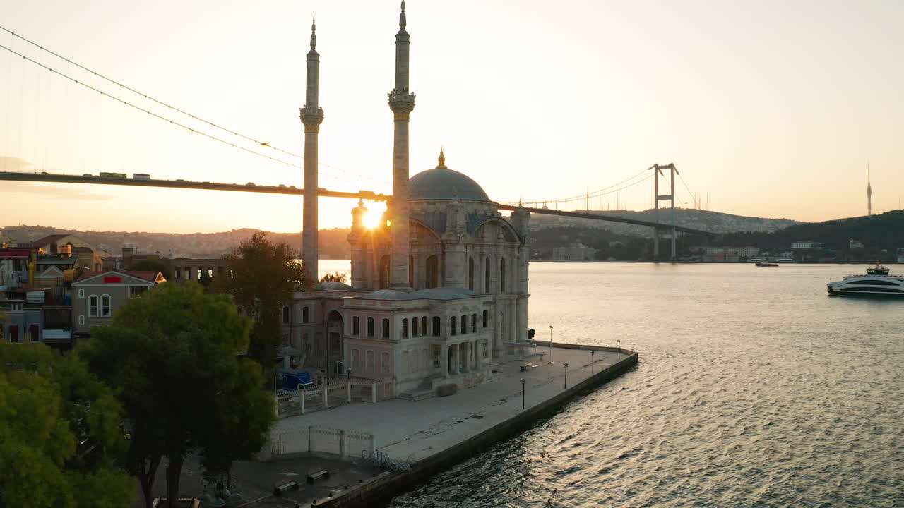 la mezquita ortakoy al amanecer y el puente de estambul al fondo