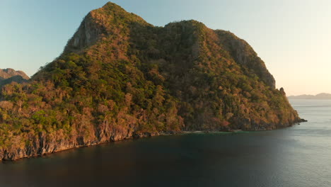 Hora-Dorada-Aérea-De-La-Montaña-El-Nido-Con-Puesta-De-Sol,-Palawan,-Filipinas