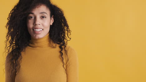 Afroamerikanische-Lächelnde-Frau-Auf-Orangefarbenem-Hintergrund.