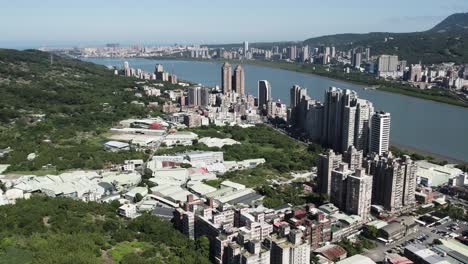 Distrito-De-Bali-Y-Río-Tamsui-En-Taipei,-Paso-Elevado-De-Drones