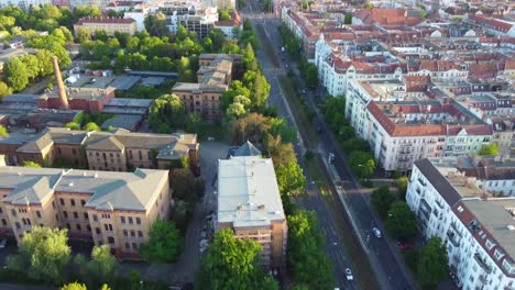 Die-Prenzlauer-Allee-Ist-Eine-Der-Verkehrsreichsten-Straßen.-Wunderschöner-Luftbildflug,-Der-Sich-Langsam-Nach-Unten-Neigt.-Drohnenaufnahmen-Von-Berlin,-Prenzlauer-Berg-Allee,-Sommer-2022