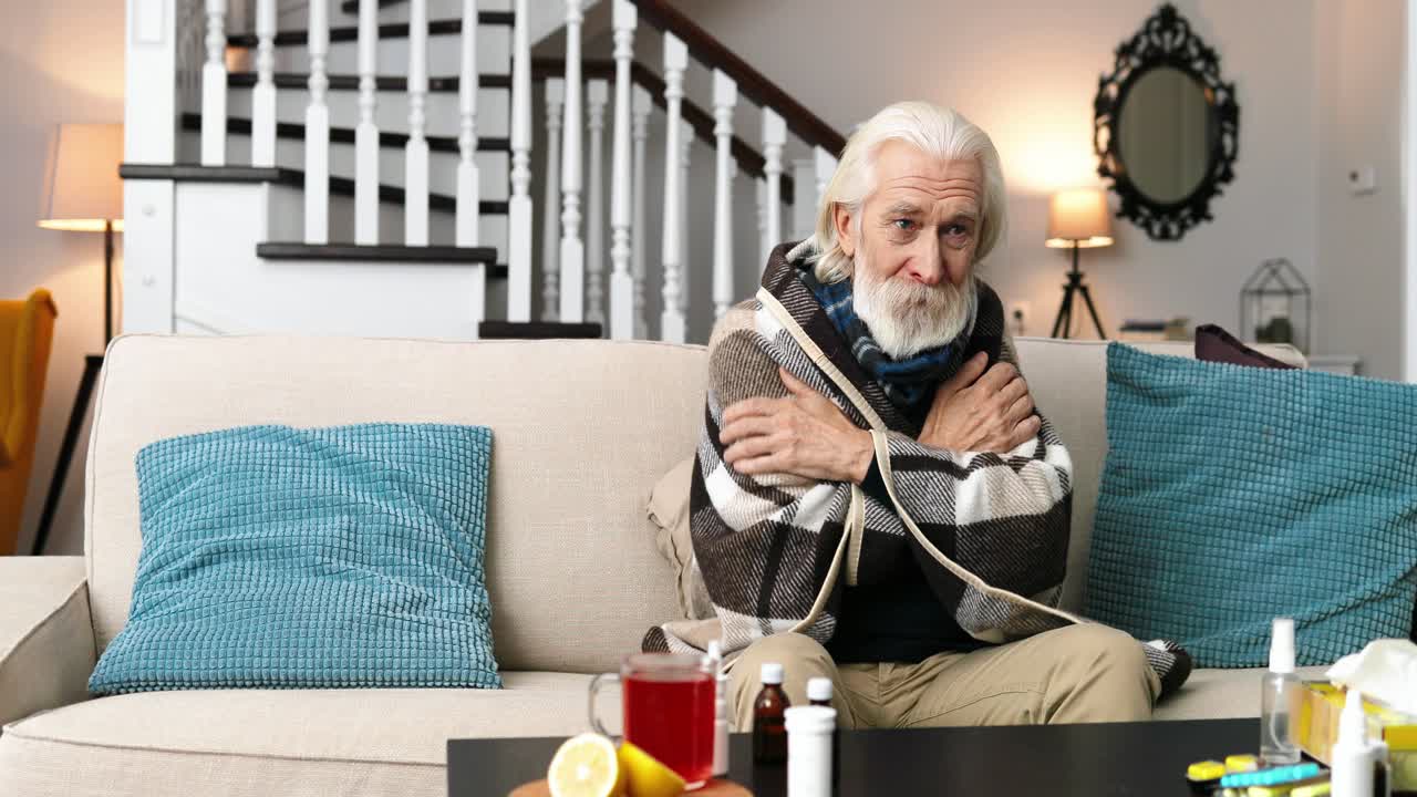 소파에 앉아 수염을 가진 노인